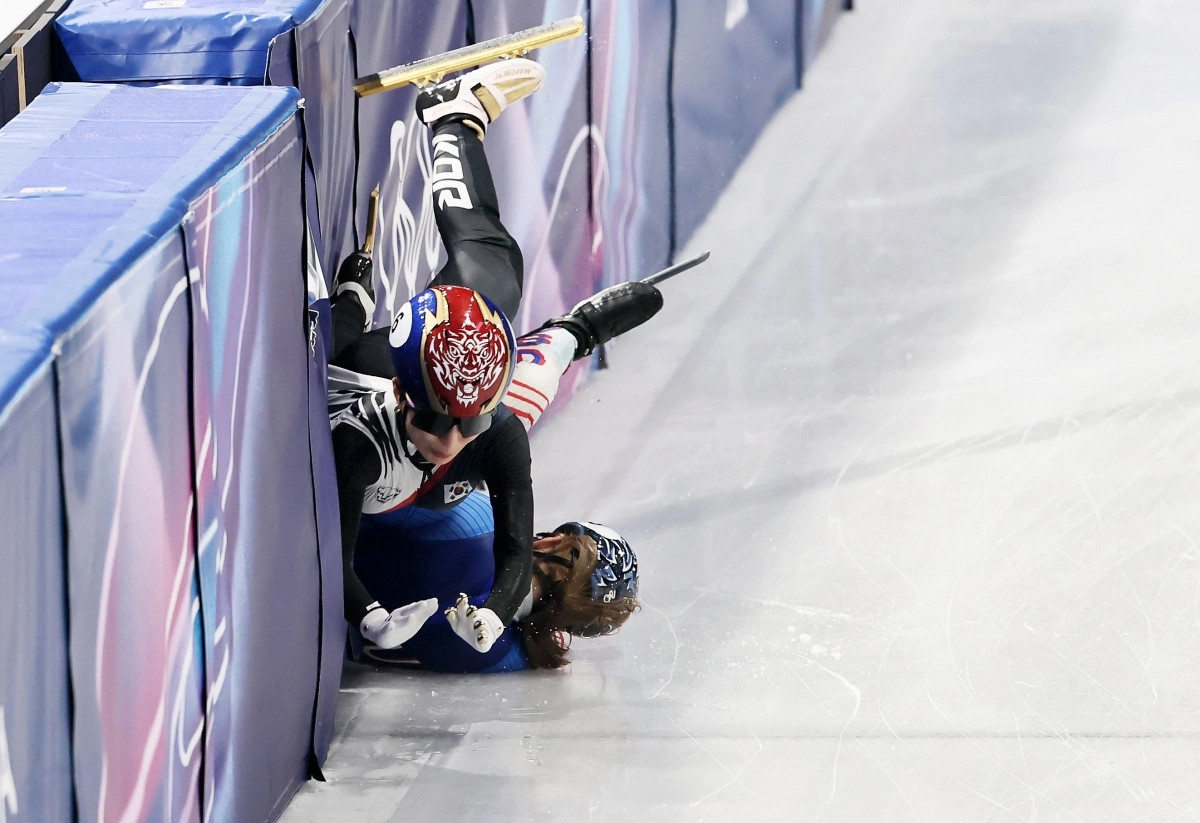 쇼트트랙 김길리가 10일(현지시간) 이탈리아 밀라노 아이스스케이팅 아레나에서 열린 2026 밀라노·코르티나 담페초 동계올림픽 쇼트트랙 혼성계주 준결승에서 미국 선수와 충돌하며 넘어지고 있다. 2026.02.10 뉴시스