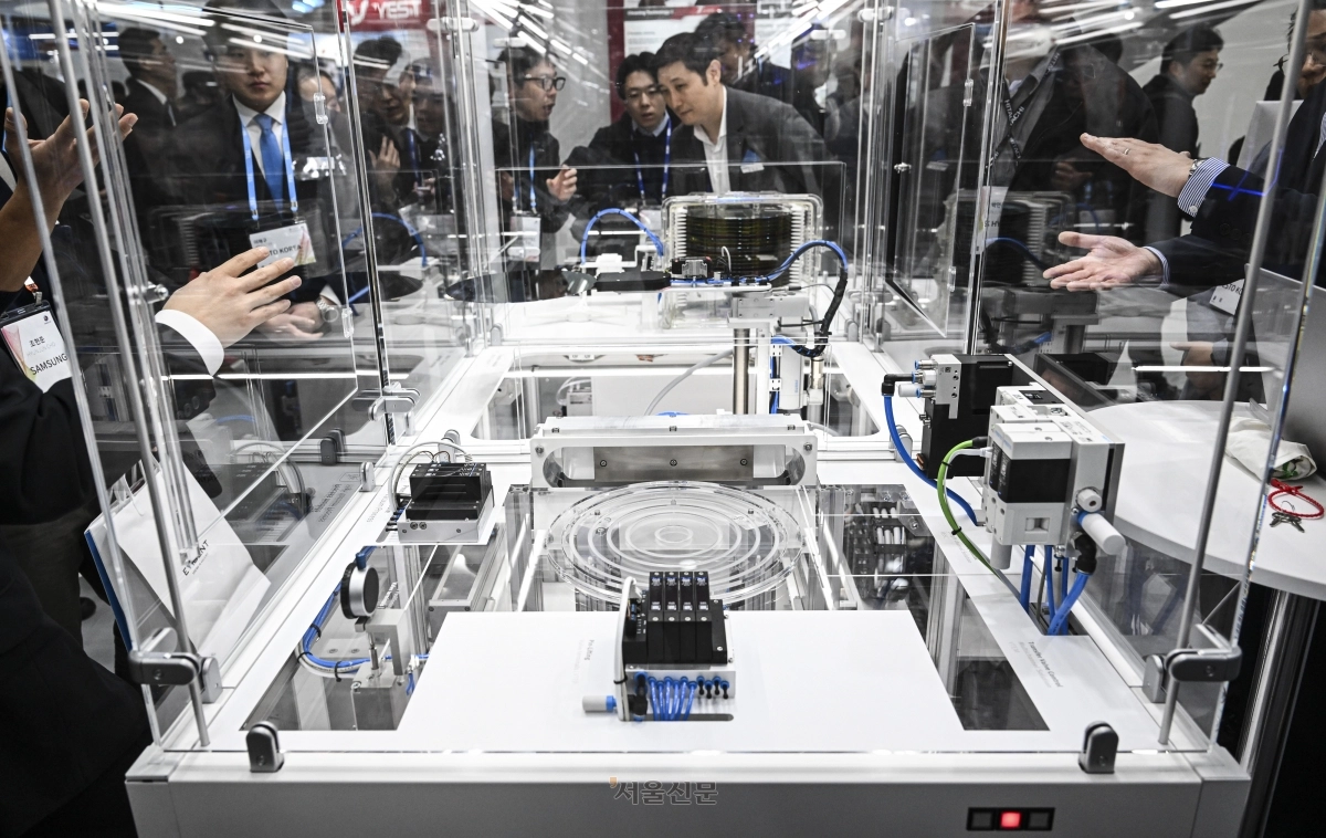 관람객들이 11일 서울 강남구 코엑스에서 열린 세미콘 코리아 2026에서 부스를 둘러보고 있다. 국제반도체장비재료협회(SEMI) 주관으로 역대 최대 규모를 선보인 이번 행사는 오는 13일까지 열린다. 2026.2.11 이지훈 기자