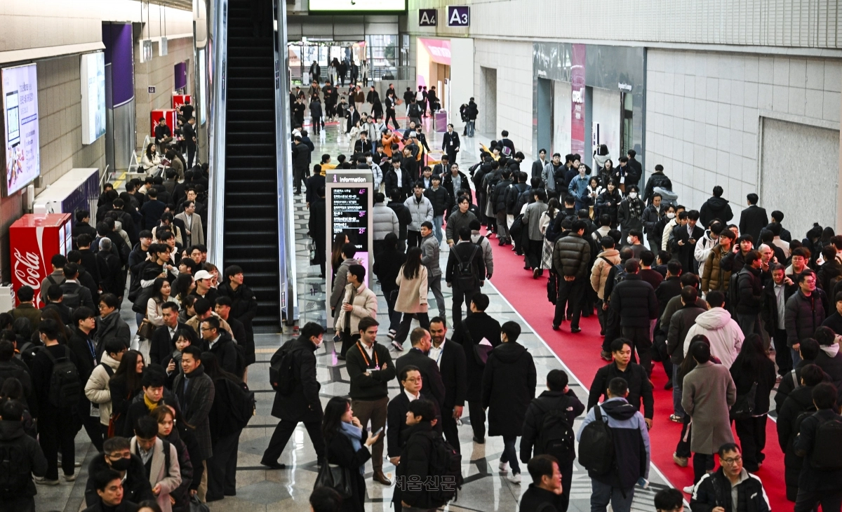 ‘세미콘 코리아 2026’이 열린 서울 강남구 코엑스 내부가 11일 관계자와 관람객 등으로 붐비고 있다. 국제반도체장비재료협회(SEMI) 주관으로 역대 최대 규모를 선보인 이번 행사는 오는 13일까지 열린다. 2026.2.11 이지훈 기자
