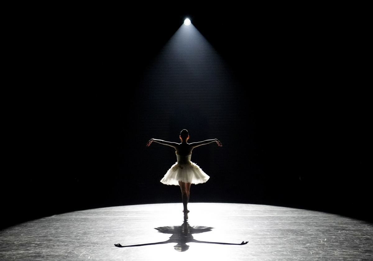 김지영 경희대 무용학부 교수가 지난해 11월 서울무용제에서 단편으로 선보인 ‘화이트 드레스’.  대한무용협회 제공