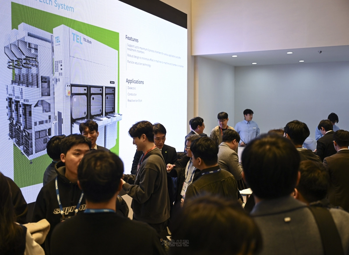 관람객들이 11일 서울 강남구 코엑스에서 열린 세미콘 코리아 2026에서 도쿄일렉트론(TEL)코리아 부스를 둘러보고 있다. 국제반도체장비재료협회(SEMI) 주관으로 역대 최대 규모를 선보인 이번 행사는 오는 13일까지 열린다. 2026.2.11 이지훈 기자