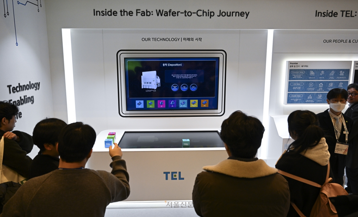 관람객들이 11일 서울 강남구 코엑스에서 열린 세미콘 코리아 2026에서 도쿄일렉트론(TEL)코리아 부스를 둘러보고 있다. 국제반도체장비재료협회(SEMI) 주관으로 역대 최대 규모를 선보인 이번 행사는 오는 13일까지 열린다. 2026.2.11 이지훈 기자