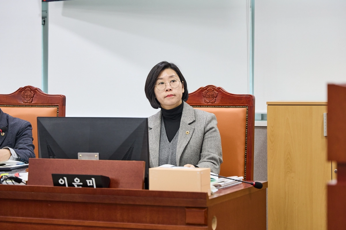 이은미 의원이 경기도 인권담당관 업무보고에서 선감학원 희생자 유족 찾기를 위해 경기도가 책임지고 노력해 줄 것을 당부하고 있다.(사진=경기도의회)