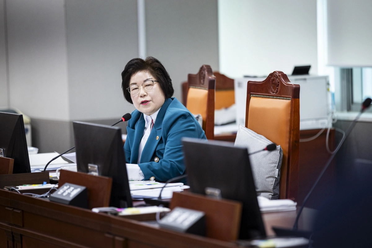 김옥순 의원이 10일 열린 제388회 임시회 도시환경위원회 기후환경에너지국 업무보고에서 경기기후플랫폼의 도민 접근성과 기후 데이터 활용 확대를 주문하고 있다.(사진=경기도의회)