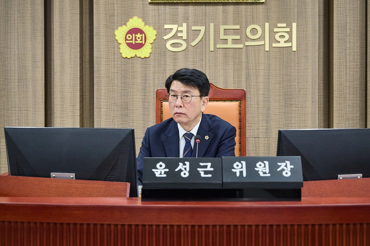 윤성근 의원이 10일 열린 제388회 임시회 안전관리실 업무보고에서 안전취약계층 보호 정책과 재난 현장 대응 체계 전반의 실효성을 집중 점검하며 질의하고 있다.(사진=경기도의회)