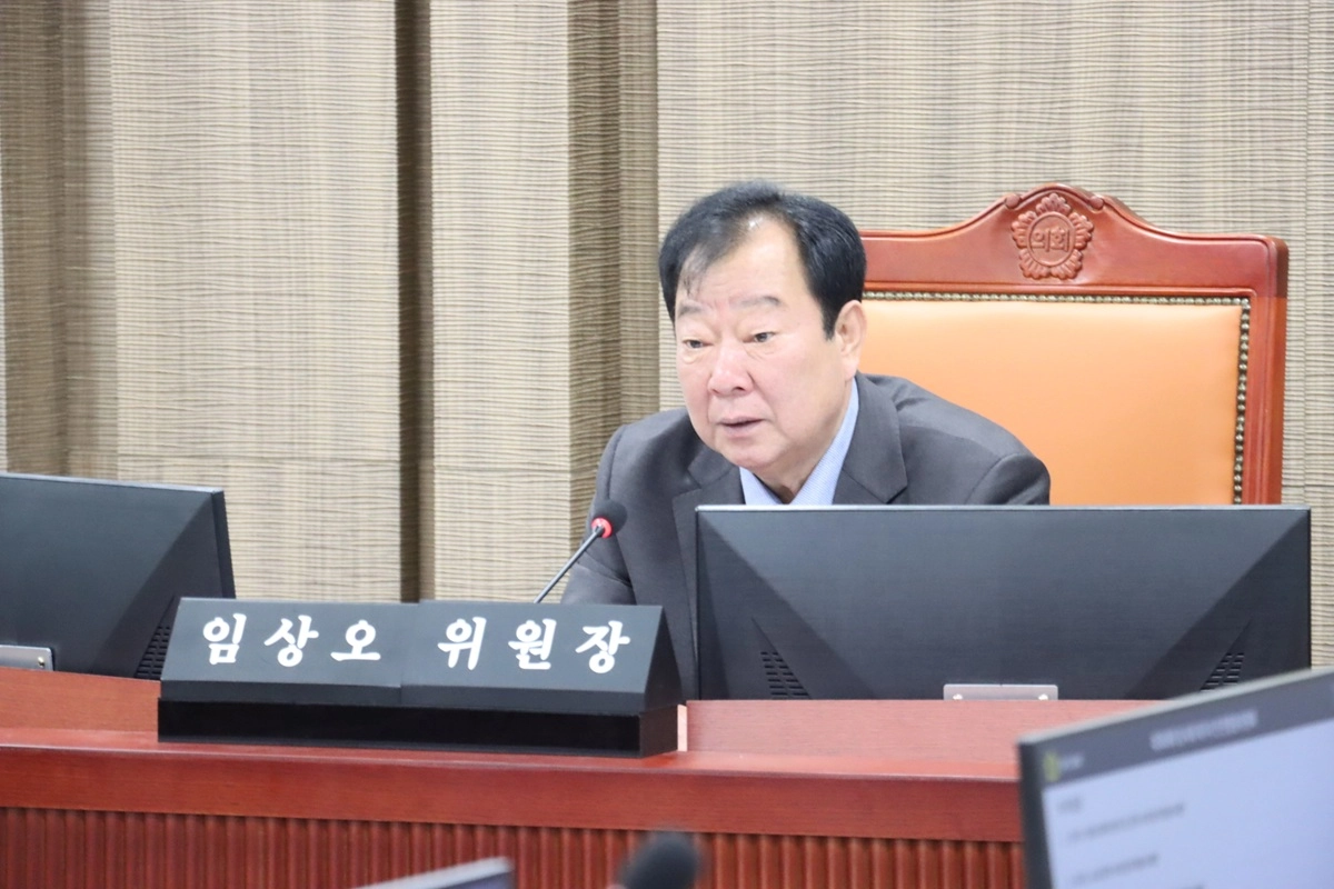안전행정위원회 임상오 위원장이 10일 열린 제388회 임시회 안전관리실 업무보고에서  재난 대응 역량 강화와 범죄 예방 대책을 집중 점검하고 있다.(사진=경기도의회)