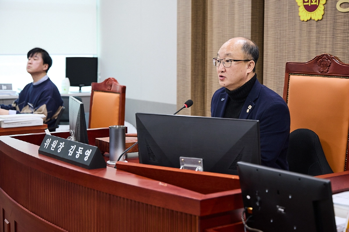 김동영 의원이 9일 열린 상임위 업무보고에서 철도항만물류국 대상으로 질의하고 있다.(사진=경기도의회)