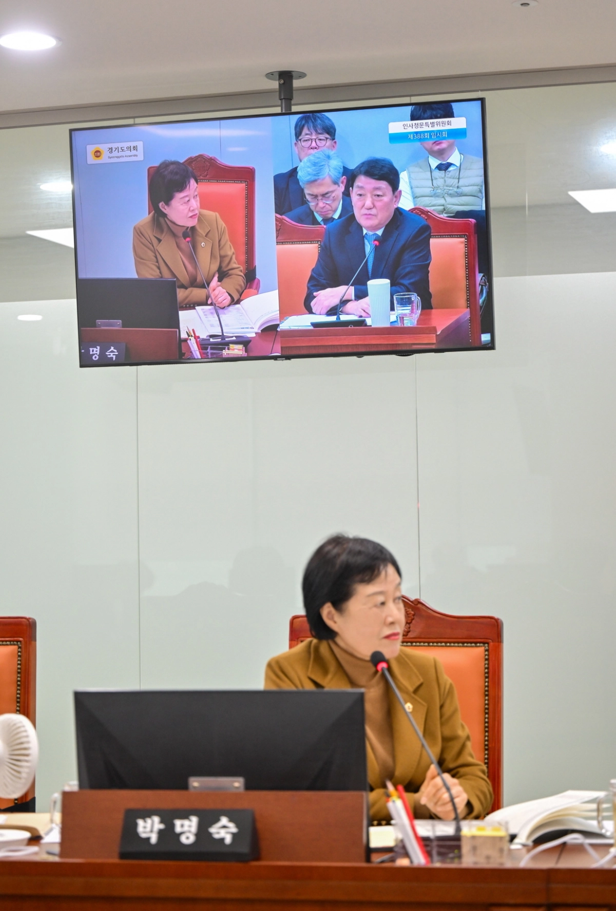 박명숙 의원이 10일 열린 경기교통공사 사장 후보자 인사청문회에서 교통 분야 전문성, 운영 역량, 공직 윤리 의식 등 공공기관장의 자질을 엄격히 검증하며 질의하고 있다.(사진=경기도의회)