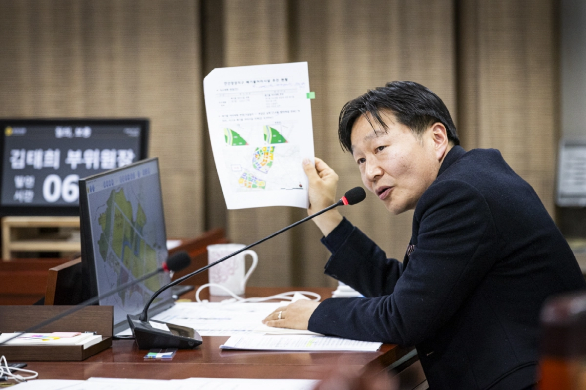 김태희 의원이 10일 열린 제388회 임시회 도시환경위원회 기후환경에너지국 업무보고에서 경기도 수목원과 연계한 정원산업 활성화와 시민정원사 양성을 강조하고 있다.(사진=경기도의회)
