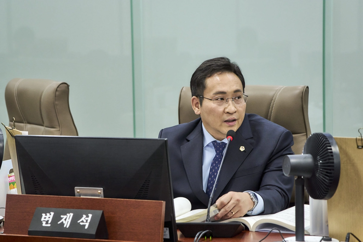 변재석 의원이 10일 열린 경기도교육청 업무보고에서 등록 대안교육기관 학생과 학부모가 정책 사각지대에 놓이지 않도록 실질적인 지원 방안 마련을 촉구하고 있다.(사진=경기도의회)