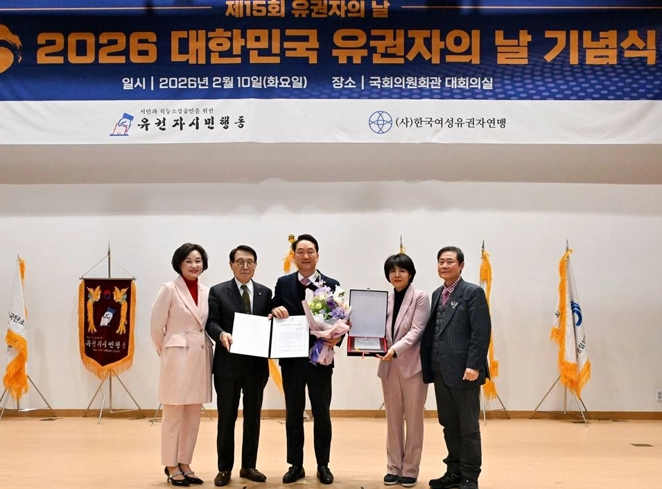 지난 10일 ‘2026 대한민국 유권자 대상’ 시상식에서 지방의회 부문 대상을 받은 김태수 의원(가운데)