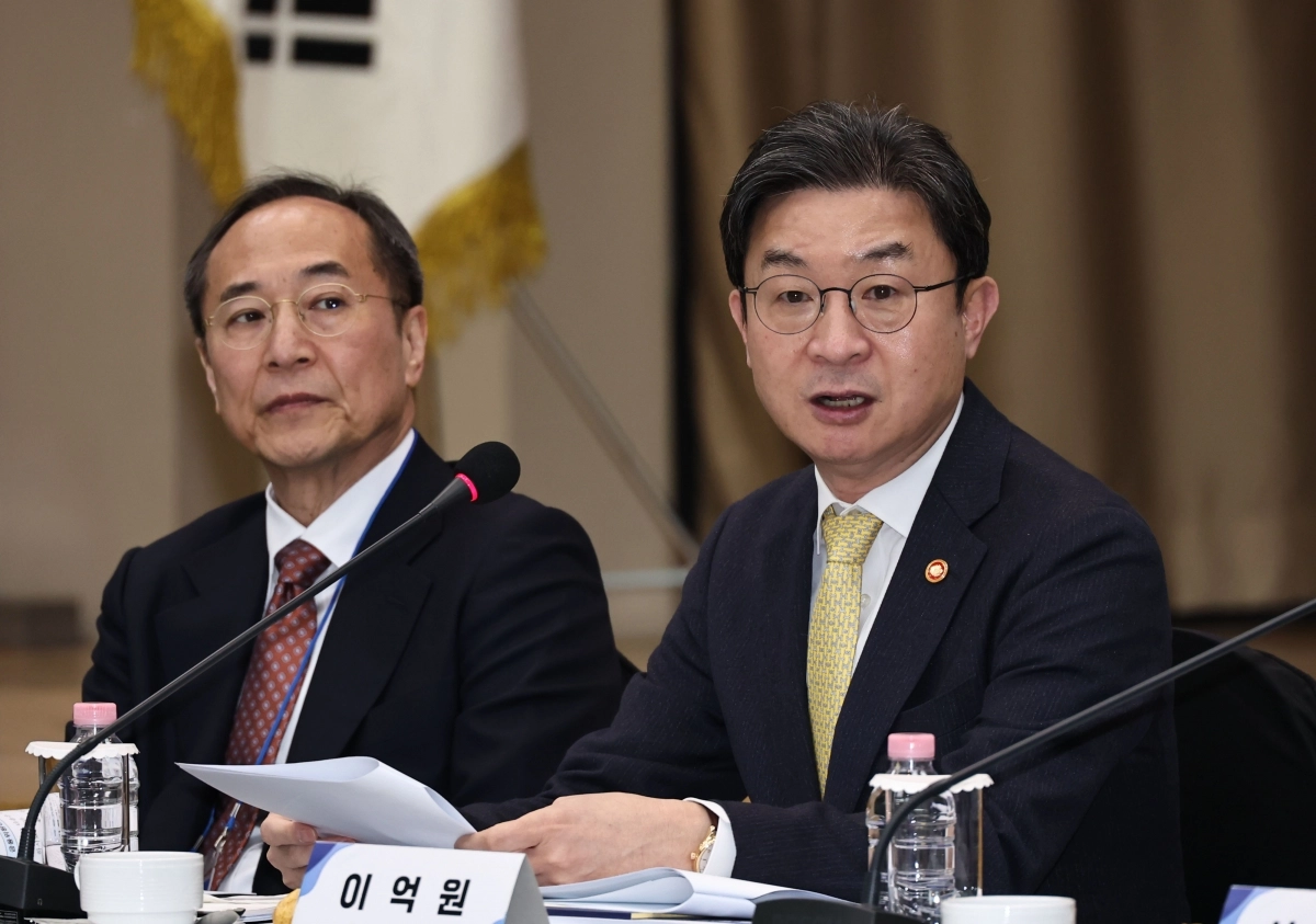이억원 금융위원회 위원장(오른쪽)이 지난 9일 서울 중구 예금보험공사에서 열린 2026 생산적금융 세미나·금융발전심의회 전체회의에서 발언하고 있다. 연합뉴스