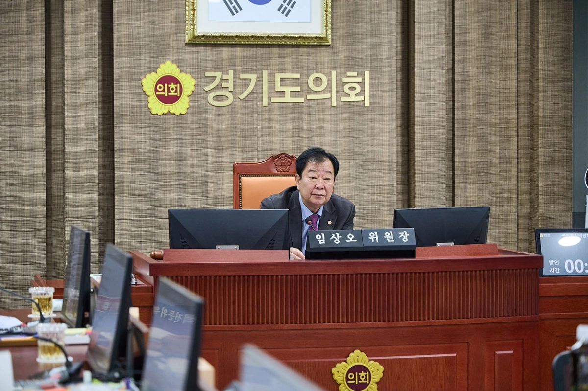 임상오 위원장이 10일 열린 제388회 임시회 자치행정국 업무보고에서 도 예산 사업의 도민 인지도 제고와 민원서비스 품질 개선을 집중 점검하며 안건을 주재하고 있다.(사진=경기도의회)