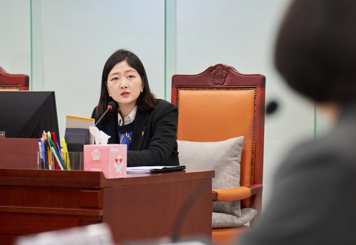 장윤정 의원이 10일 열린 오성애 경기도교육연구원장 후보자 인사청문회에서 연구원 조직 운영의 안정성과 연구 공정성 확보 방안을 집중 점검하고 있다.(사진=경기도의회)