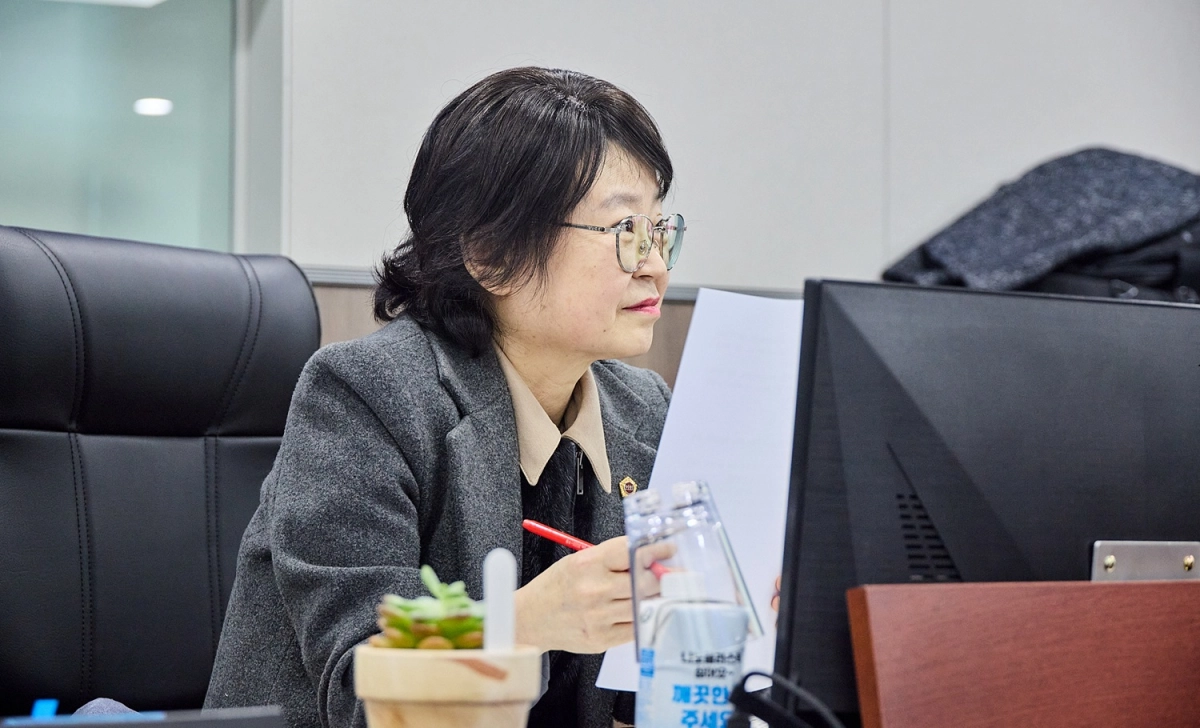 김미리 의원이 10일 열린 농정해양위원회 업무보고에서 남부에 집중된 경기바다 사업을 지적하고 경기 북부 지역에 대한 균형 있는 해양자원 발굴과 정책 설계를 주문하고 있다.(사진=경기도의회)