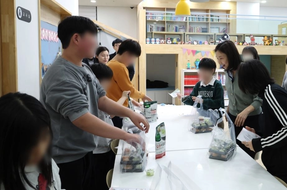 우리동네키움센터 이용중인 아동들과 대화나누는 최호정 의장