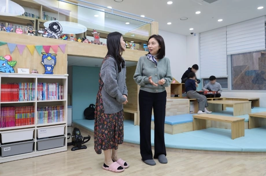 우리동네키움센터 종사자와 이야기나누는 최호정 의장