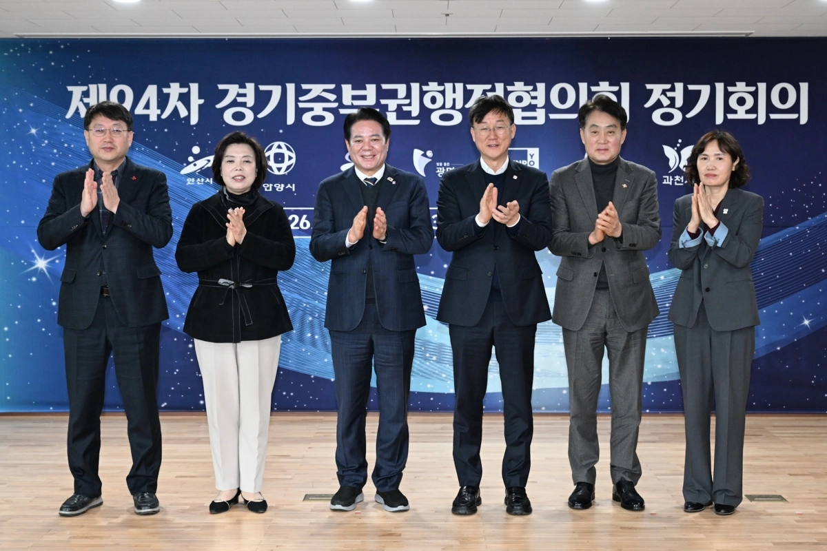 11일 ‘제94차 경기중부권행정협의회 정기회의’에 참석한 단체장들이 회의 후 기념 촬영을 하고 았다. (왼쪽부터 안치권 의왕시 부시장, 신계용 과천시장, 최대호 안양시장, 이민근 안산시장, 하은호 군포시장, 최혜민 광명시 부시장). 안산시 제공