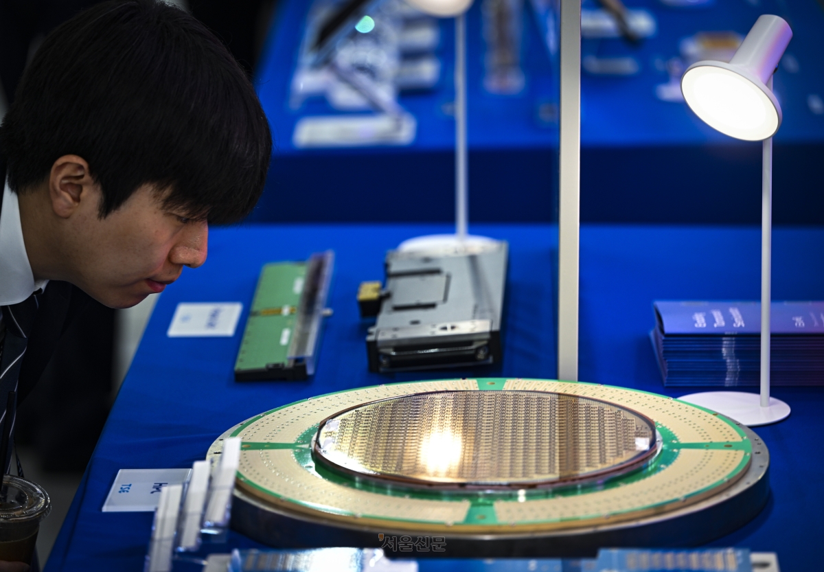 11일 서울 강남구 코엑스에서 개막한 ‘세미콘 코리아 2026’을 찾은 한 관람객이 국내 반도체 검사장비 제조기업이 전시한 웨이퍼를 살펴보고 있다. 1987년 처음 개최된 세미콘 코리아는 국내 최대 규모 반도체 전시회로 올해는 13일까지 열린다. 이지훈 기자