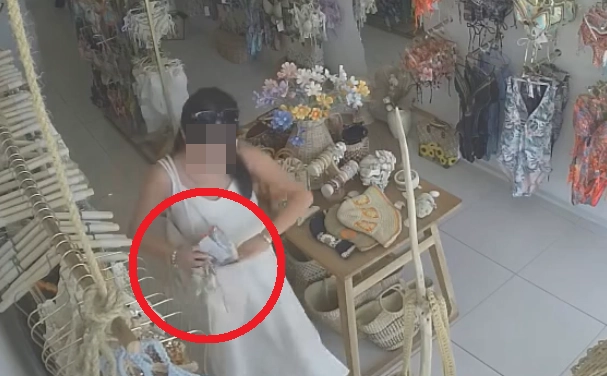 태국의 유명 휴양지 푸껫의 한 의류 판매장에서 한국인으로 알려진 여성들이 수영복을 훔쳐 달아나는 사건이 발생해 현지 경찰이 수사에 나섰다. 페이스북 캡처