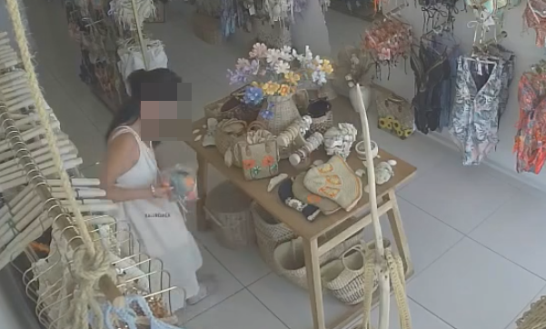 태국의 유명 휴양지 푸껫의 한 의류 판매장에서 한국인으로 알려진 여성들이 수영복을 훔쳐 달아나는 사건이 발생해 현지 경찰이 수사에 나섰다. 페이스북 캡처