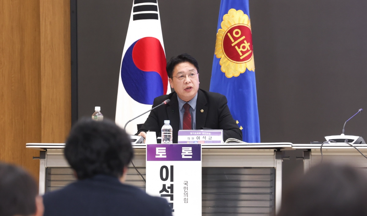 이석균 의원이 10일 경기도의회에서 열린 ‘지방의회법 제정 및 지방의회 발전방안 모색 학술세미나’에 토론자로 참석해 지방자치 2.0 시대에 걸맞은 국가 차원의 지방의회 지원 체계 구축 필요성을 역설하고 있다.(사진=경기도의회)