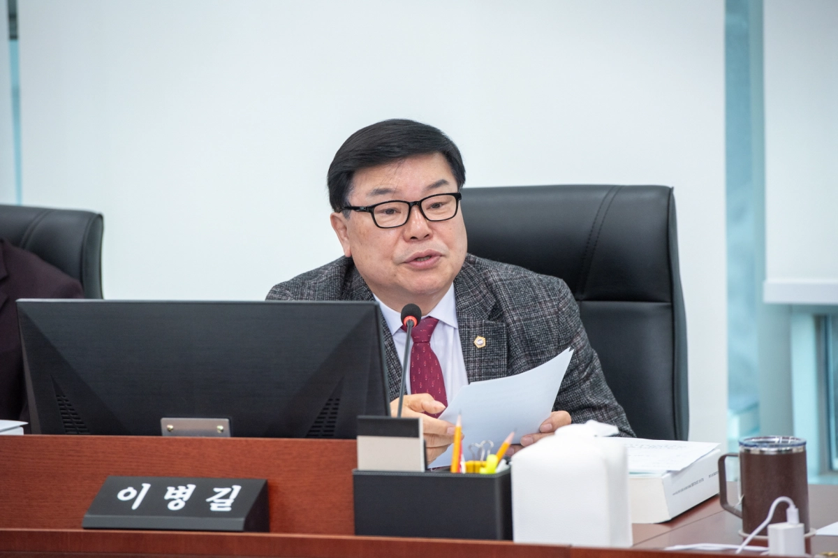 이병길 11일 경기도의회에서 열린 보건건강국 주요업무보고에서 동북부 의료격차 해소를 위해 공공 의료원의 조속한 추진을 강하게 주문하고 있다.(사진=경기도의회)