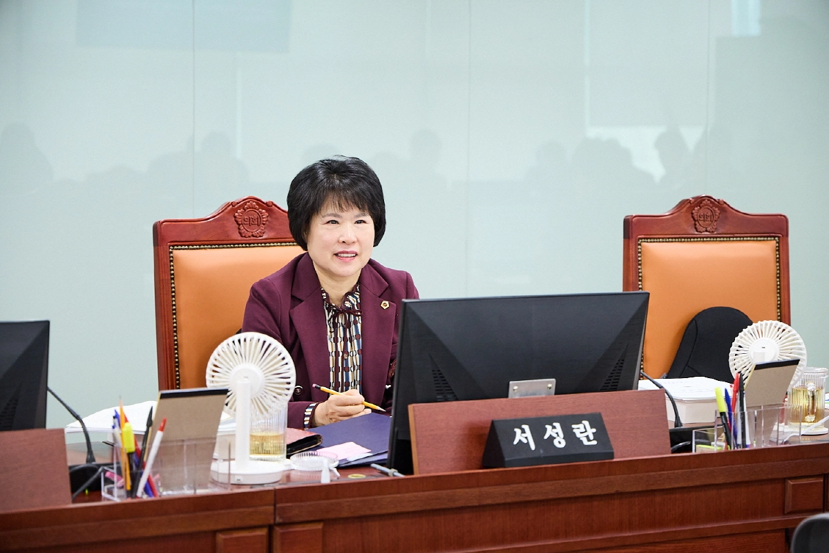 서성란 의원이 9일 열린 제388회 임시회 건설교통위원회 철도항만물류국 2026년 업무보고에서 경부선 의왕 구간 철도지하화 추진 현황을 점검하고 지속적이고 적극적인 행정을 주문하고 있다.(사진=경기도의회)