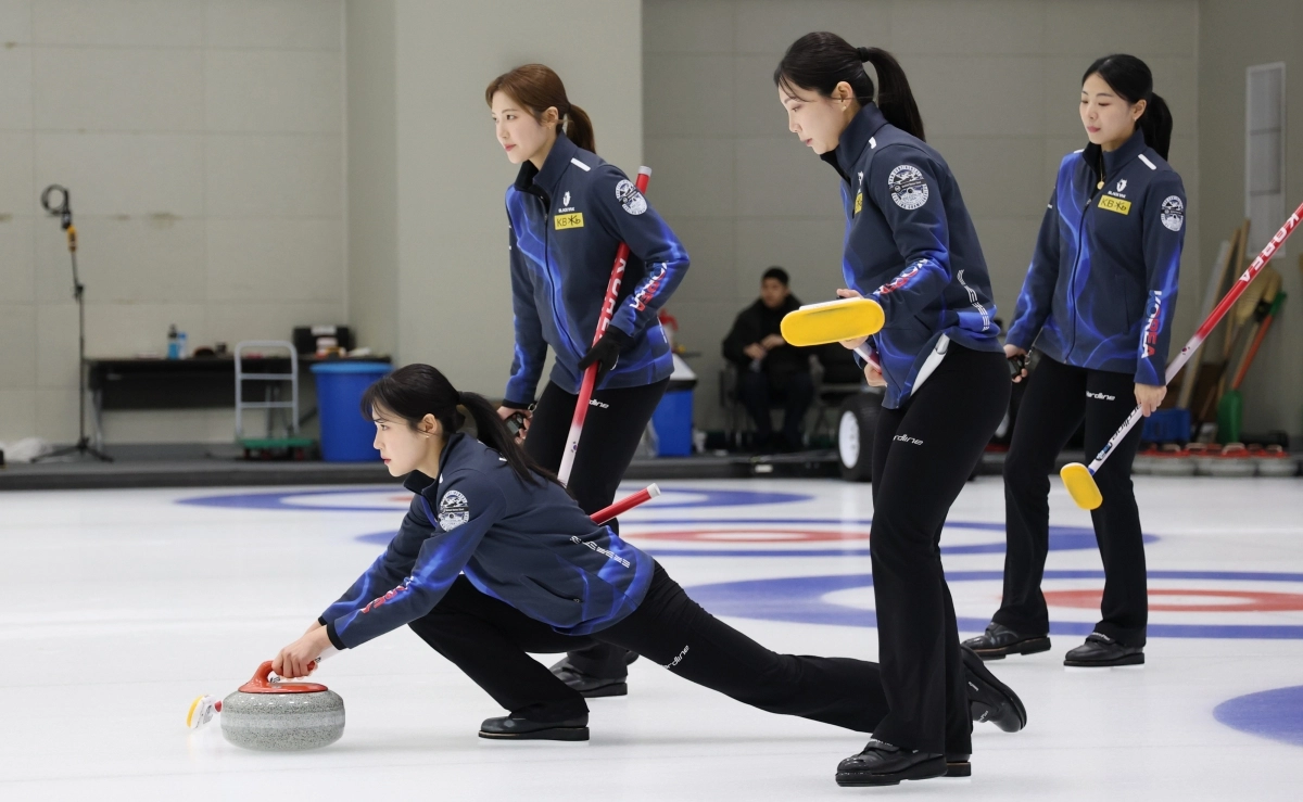 2026 밀라노·코르티나담페초 동계올림픽을 앞두고 지난달 27일 충북 진천선수촌 컬링장에서 컬링대표팀의 설예은(왼쪽부터), 설예지, 김수지, 김민지가 훈련을 하고 있다. 연합뉴스