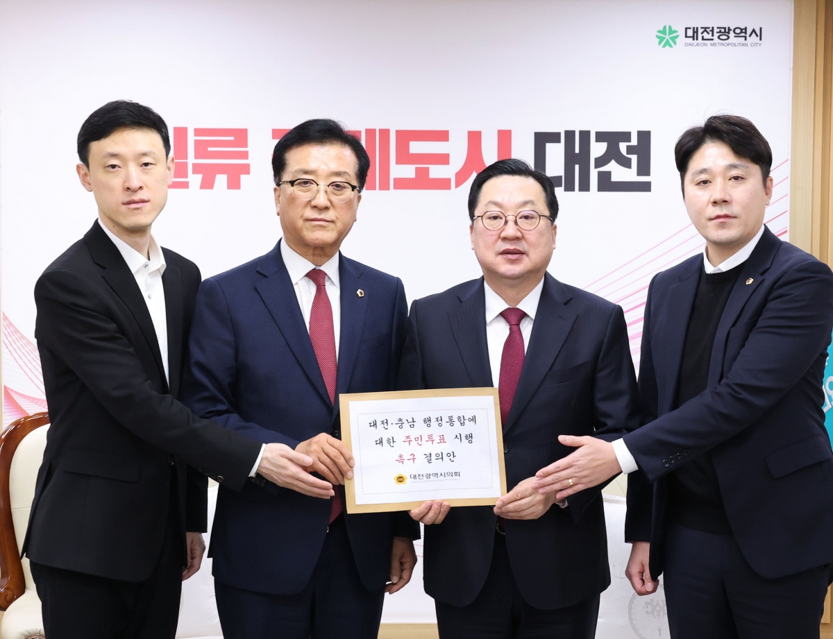 조원휘(사진 왼쪽에서 두 번째) 대전시의회 의장과 시의원들이 11일 이장우(사진 오른쪽에서 두 번째) 대전시장에게 전날 임시회에서 의결한 ‘대전·충남 행정통합 주민투표 시행 촉구 결의안’을 전달했다.