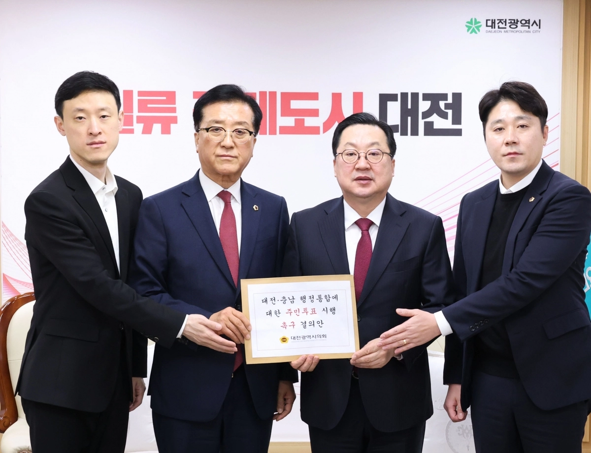 조원휘(사진 왼쪽에서 두 번째) 대전시의회 의장과 시의원들이 11일 이장우(사진 오른쪽에서 두 번째) 대전시장에게 전날 임시회에서 의결한 ‘대전·충남 행정통합 주민투표 시행 촉구 결의안’을 전달했다.