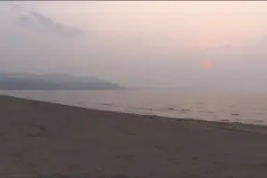 thumbnail - 日해수욕장서 ‘모래에 파묻힌’ 40대 한국인 시신 발견