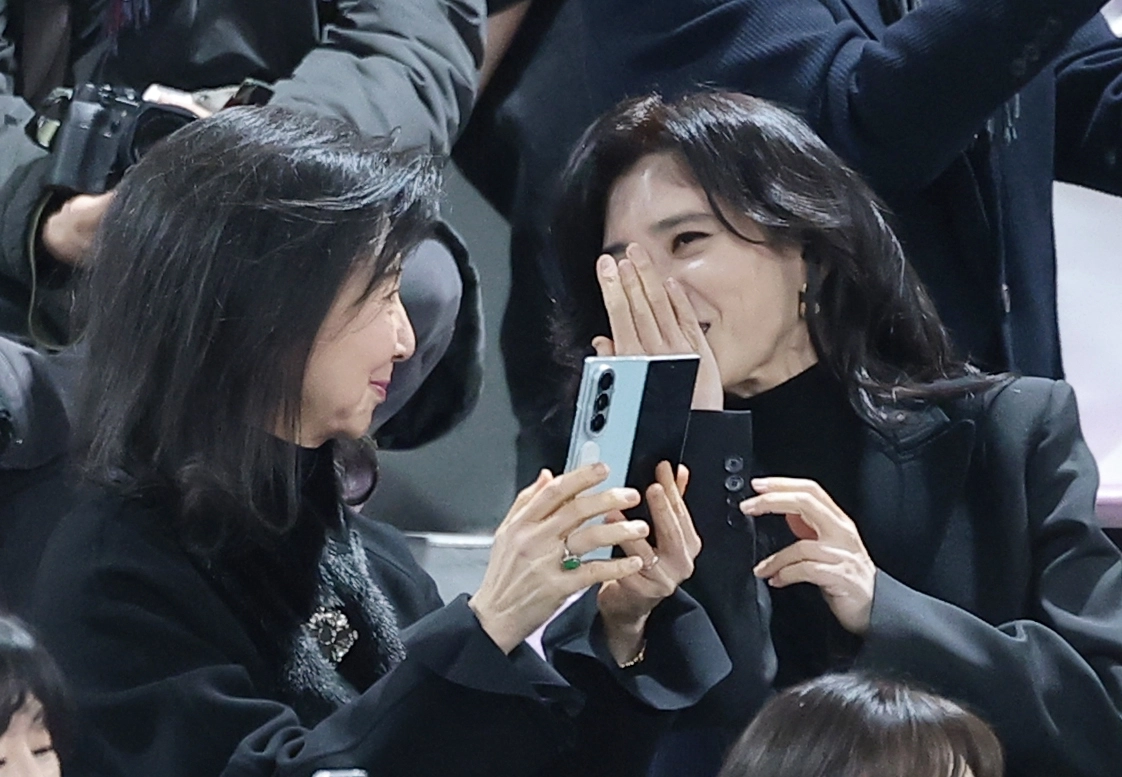 대화 나누는 이부진 사장과 홍라영 전 리움 총괄부관장