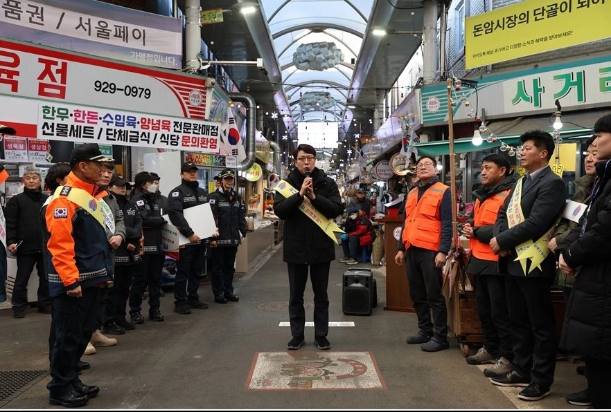 돈암시장 현장점검에 나선 강동길 위원장