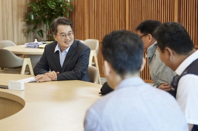 지난해 9월 22일 김동연 경기도지사 극저신용대출이용자 3명과 간담회를 하고 있다. (경기도 제공)