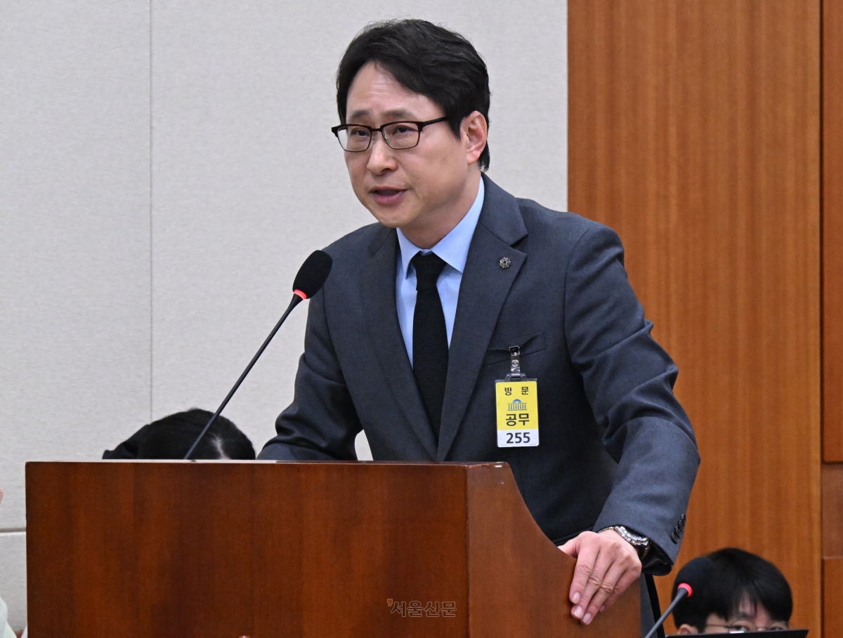 이재원 빗썸 대표이사가 11일 국회에서 열린 정무위원회 전체회의에서 국내 가상자산거래소 빗썸에서 발생한 거액의 비트코인 오지급 사태를 놓고 열린 긴급 현안질의에 답하고 있다. 2026.2.11 안주영 전문기자