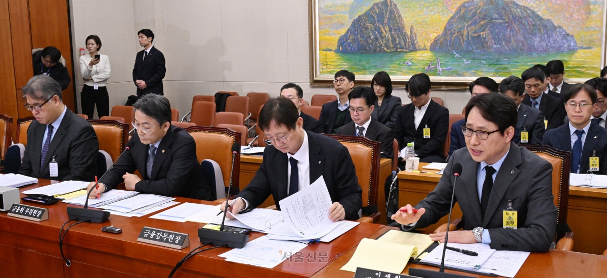 이재원 빗썸 대표이사가 11일 국회에서 열린 정무위원회 전체회의에서 국내 가상자산거래소 빗썸에서 발생한 거액의 비트코인 오지급 사태를 놓고 열린 긴급 현안질의에 답하고 있다. 2026.2.11 안주영 전문기자