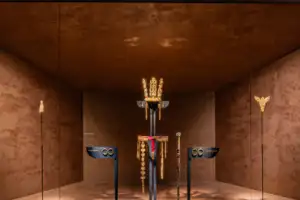 ‘황금문화의 정수’ 신라 금관…이젠 10년마다 경주서 ‘정모’