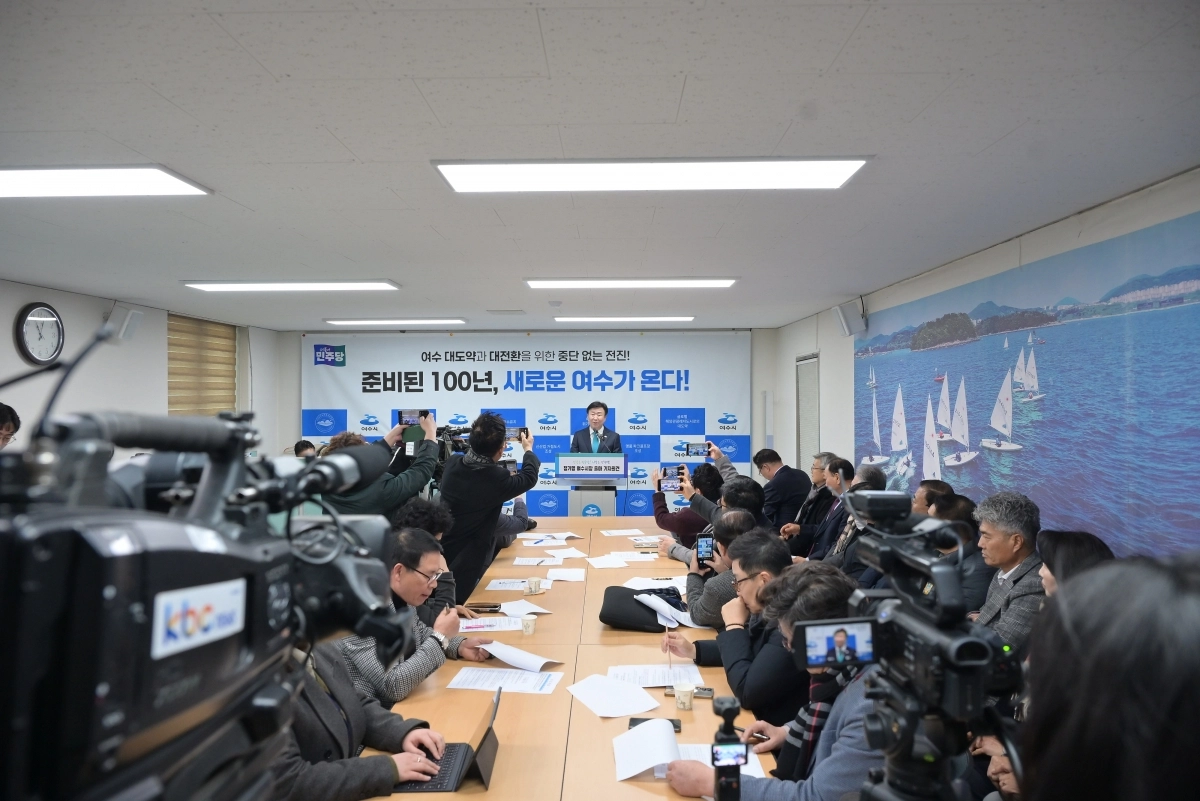 정기명 여수시장이 11일 여수시청 브리핑룸에서 연임 도전을 위한 출마 기자회견을 하고 있다.