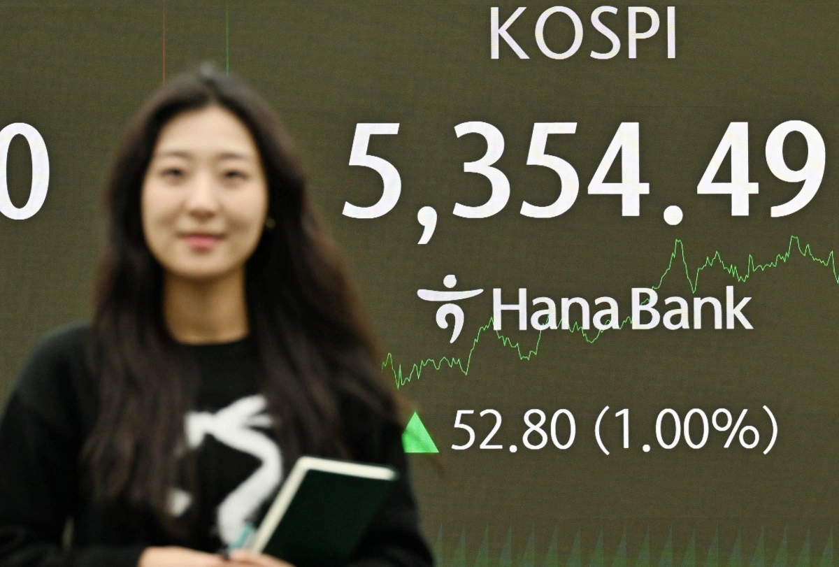 11일 서울 중구 하나은행 본점 딜링룸 전광판에 증시 종가가 표시되고 있다. 이날 코스피는 전 거래일 대비 52.80포인트(1.00%) 오른 5354.49, 코스닥은 0.33포인트(0.03%) 내린 1114.87로 장을 마쳤다. 오후 3시 30분 서울 외환시장에서 달러·원 환율은 전일 오후 3시 30분 주간 종가 대비 9원 내린 1450.1원을 기록했다. 2026.2.11 홍윤기 기자