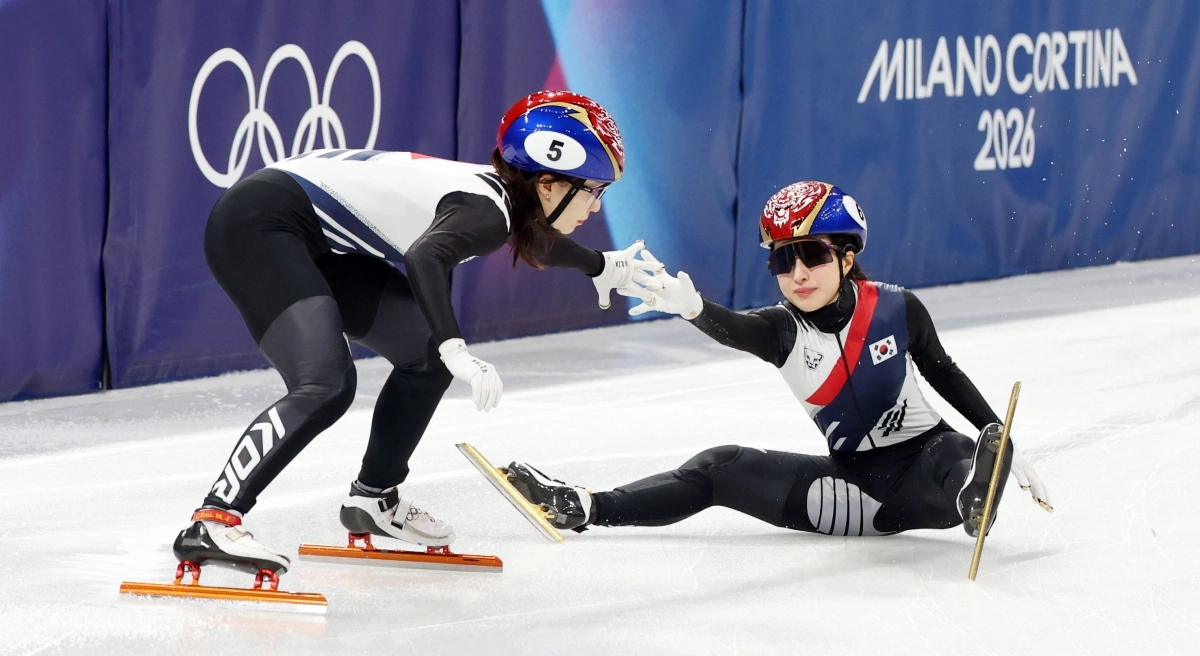 10일(현지시간) 이탈리아 밀라노 아이스스케이팅 아레나에서 열린 2026 밀라노-코르티나담페초 동계올림픽 쇼트트랙 혼성계주 준결승에서 미국 선수에 의해 넘어진 김길리가 최민정과 터치하고 있다. 2026.2.10 연합뉴스