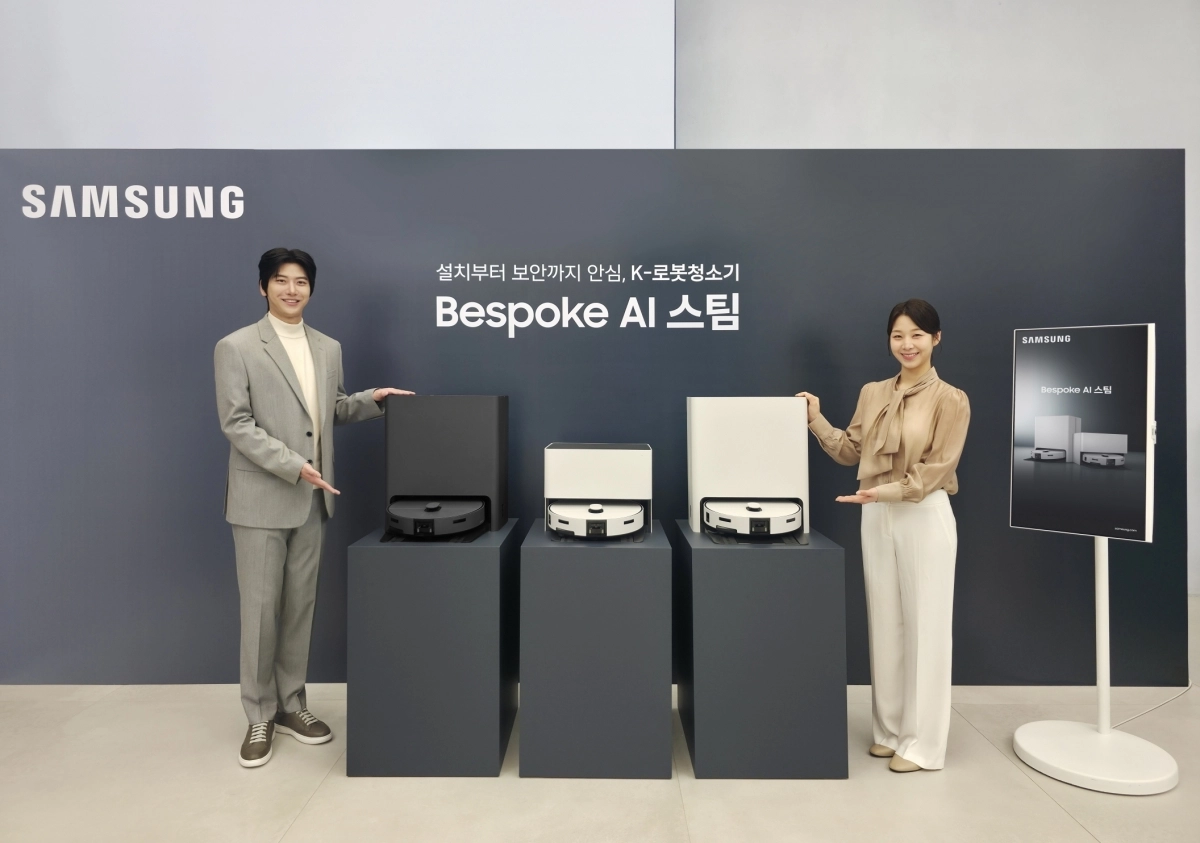 삼성전자 모델들이 11일 한국 가정에 최적화된 2026년형 ‘비스포크 AI 스팀’ 로봇청소기를 소개하고 있다. 삼성전자 제공