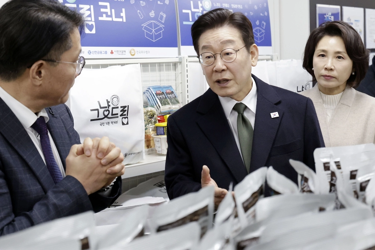 이재명 대통령과 김혜경 여사가 11일 충북 충주시 건강복지타운 그냥드림 사업장을 방문해 운영 현황을 청취하고 있다.  연합뉴스