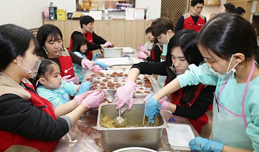 롯데홈쇼핑 임직원이 ‘두쫀쿠 쿠킹클래스’에서 아이들을 도와 속재료를 넣고 있다. 롯데홈쇼핑 제공
