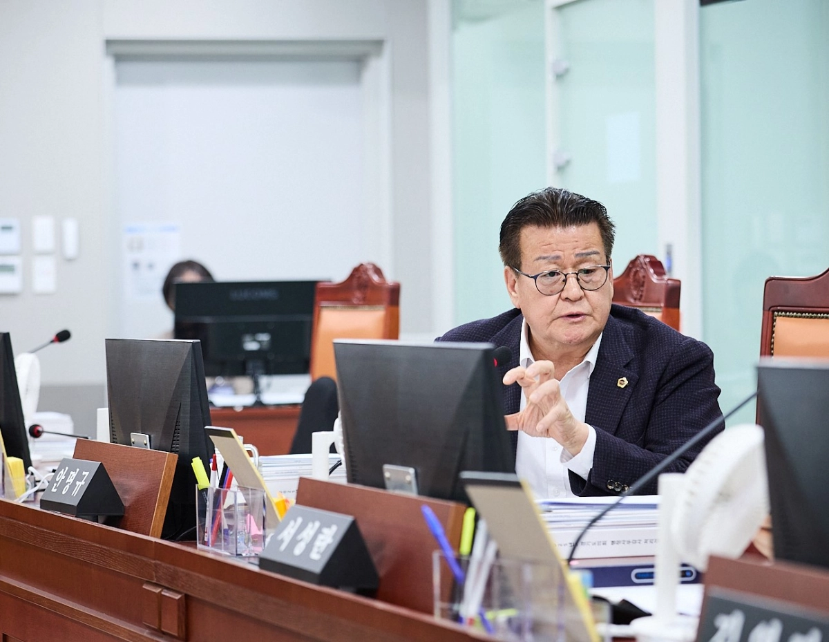 안명규 의원이 9일 열린 경기도 경기교통공사 2026년 주요 업무보고에서 철도사업 참여 준비 실태를 집중 점검하고 단계별 역량 강화 로드맵과 리스크 관리를 주문하고 있다.(사진=경기도의회)