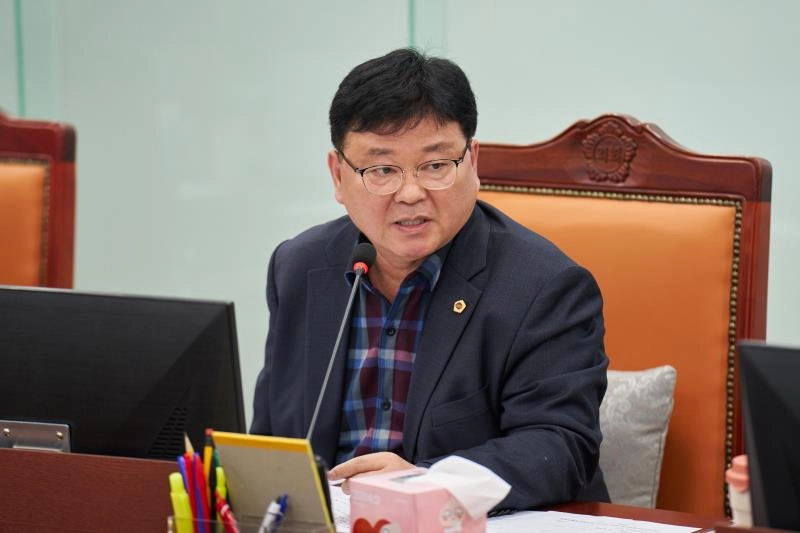 성기황 의원이 10일 열린 경기도교육연구원장 인사청문회에서 후보자의 경력을 날카롭게 검증하며 연구원의 신뢰도 회복, 의회와의 소통을 위한 노력을 주문하고 있다.(사진=경기도의회)