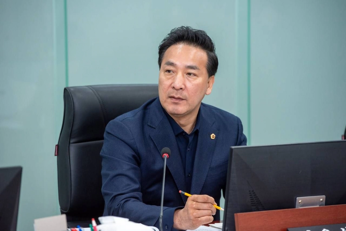 김용성 의원이 11일 열린 2026년도 상반기 경기도 보건건강국 업무보고에서 희귀질환자 지원 확대와 산모신생아 건강관리사업의 안정적인 재정 운용을 강조하고 있다.(사진=경기도의회)