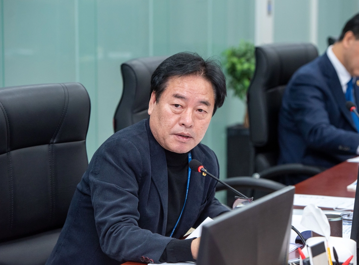 김동규 의원이 10일 보건복지위원회 임시회 복지국 업무보고에서 도 복지국 소관 조례의 이행 여부를 전면 점검할 것을 주문하고 있다.(사진=경기도의회)