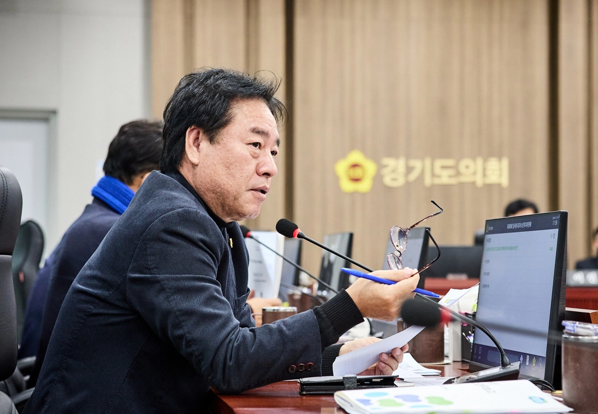 김동규 의원이 11일 경기도의회 보건복지위원회 임시회 보건건강국 소관 업무보고에서 ‘경기도형 외국인 간병인 제도’ 도입 준비에 속도를 내줄 것을 주문하고 있다.(사진=경기도의회)