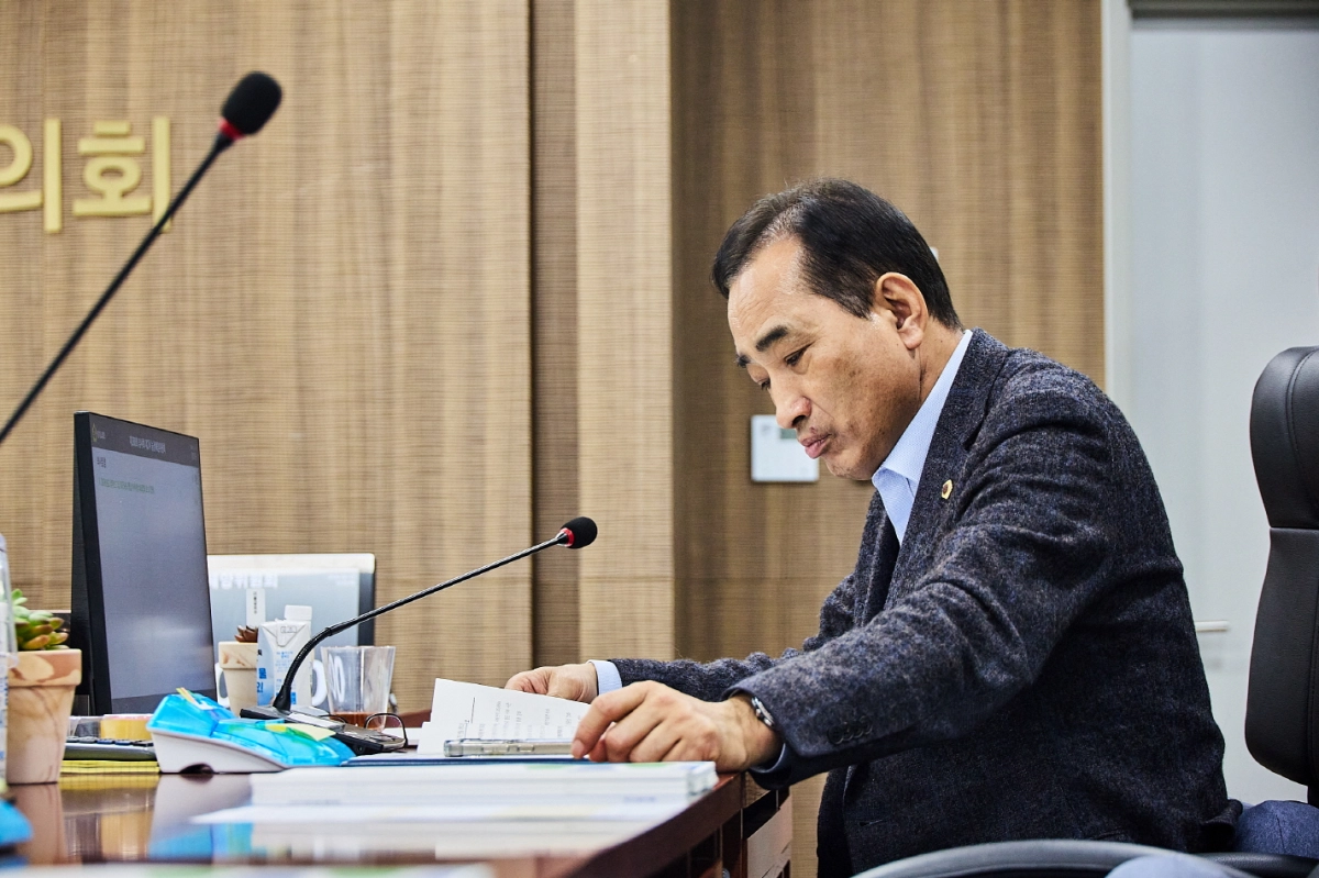 김창식 의원이 11일 제388회 임시회 제2차 농정해양위원회 2026년도 업무보고에서 가축 질병 대응 강화와 축사 전기화재 예방 중심의 안전 체계 구축을 주문하고 있다.(사진=경기도의회)